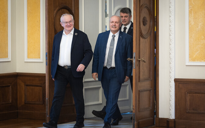 Хенн Пыллуаас и Антс Фрош на пикете, 14 ноября.