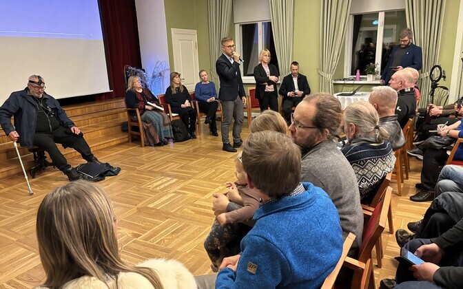 Neljapäeva õhtul Pajusi rahvamajja kogunenud inimesed väljendasid häälekalt oma vastuseisu piirkonda kavandatavatele tuuleparkidele.