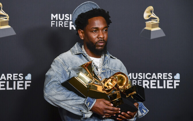 Kendrick Lamar oma viie Grammyga.