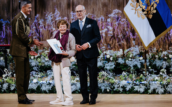 Evi Tihemets Viires. Presidendi teenetemärkide üleandmine sündmusel „Eesti tänab“ Tallinna Muusika- ja Balletikoolis
