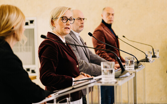 Fotol vasakult: Kristina Siimar, Kristina Kallas, Alar Karis, Linnar Viik. President Alar Karis koos haridus- ja teadusministri ning ettevõtjatega kuulutab välja haridusprogrammi TI-Hüpe 2025