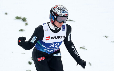 Helpi logo (paremal käel) Marius Lindviki võistlusvormil.