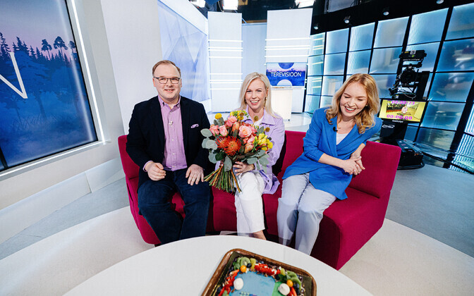 Ajakirjanik Liisu Lass suundub emapuhkusele. Vasakul ajakirjanik Reimo Sildvee. Paremal ajakirjanik Martha-Beryl Grauberg