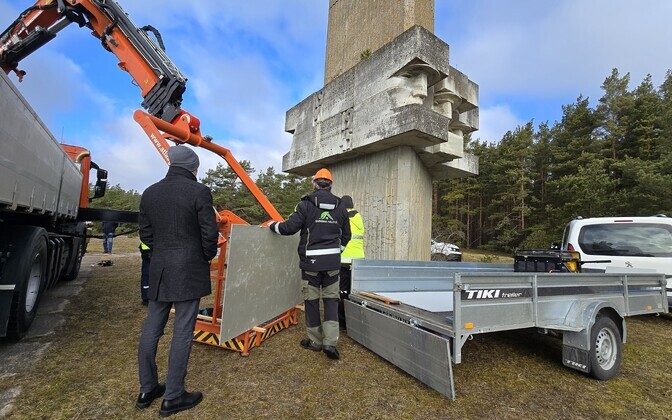 Закрытие советских символов и надписей на обелиске в Техумарди.