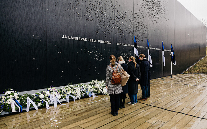 Märtsiküüditamise aastapäev kommunismiohvrite memoriaali juures