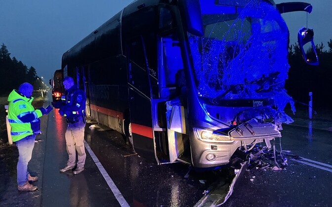 Liinibussi ja kaitseväe sõiduki kokkupõrge Ida-Virumaal.