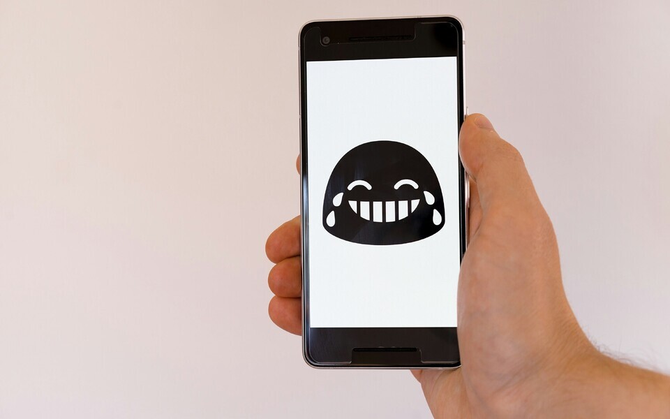 Võib-olla mõistab tehisaru hoopis nalja moodustamise saladusi, aga soovib rahuldada võimalikul suurt kuulajaskonda?