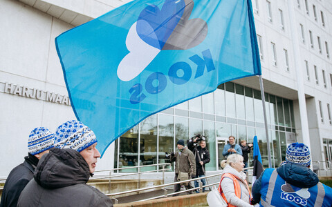 Supporters of Aivo Peterson and the party Koos outside of Harju County Court in Tallinn. November 2023.