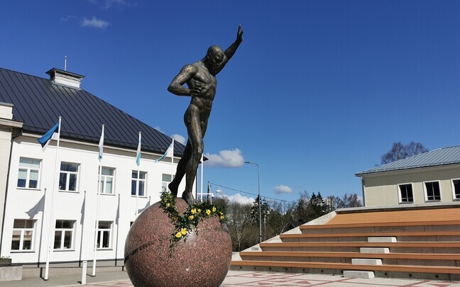 Статуя Георга Луриха в Вяйке-Маарья.