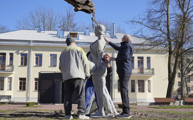 Work to swap out the statues in the Sillamäe theme park.