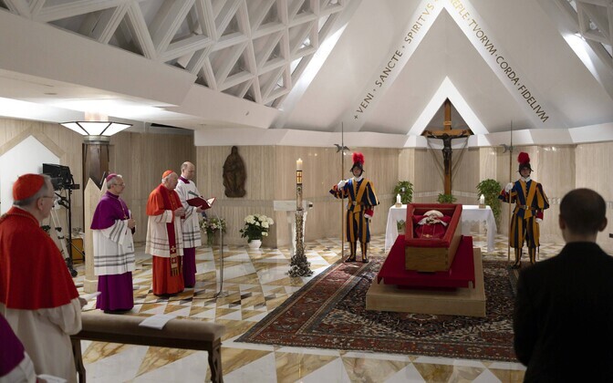 Ватикан обнародовал фотографии папы римского Франциска в гробу.