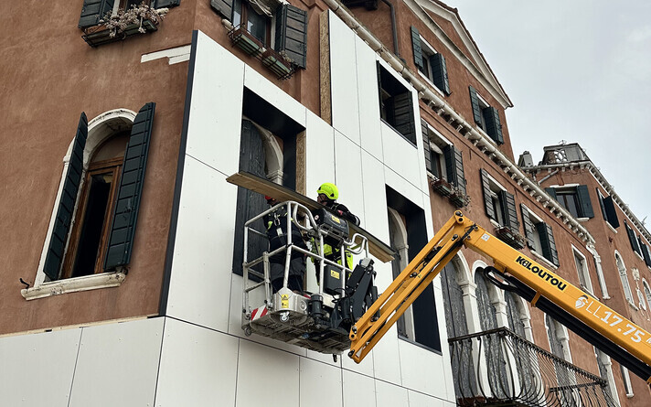 Eesti paviljoni kuraatorid katavad Veneetsia eluhoonet soojustuspaneelidega