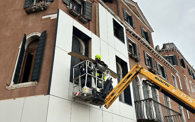 Eesti paviljoni kuraatorid katavad Veneetsia eluhoonet soojustuspaneelidega
