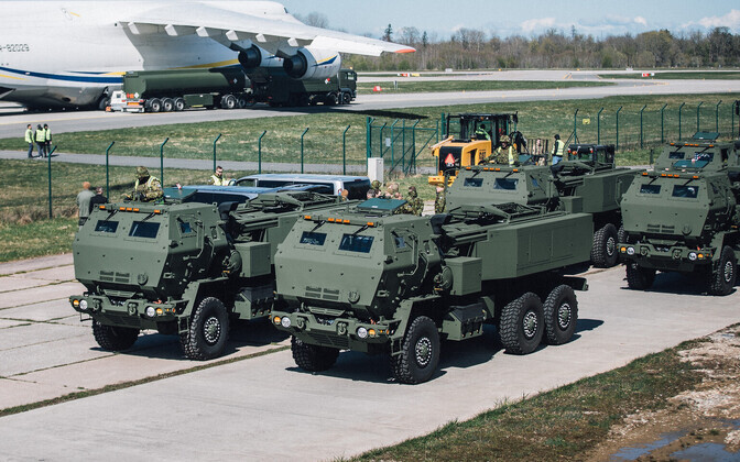 Kaitseväele anti Ämari lennubaasis üle kuus HIMARS-i mitmikraketiheitjat.