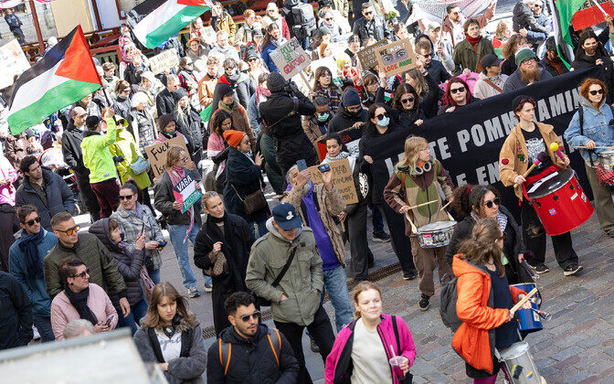 Участники акции выразили свою позицию с помощью флагов и плакатов.