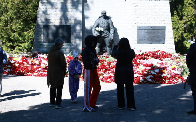 Pühapäeva pärastlõunaks oli vandaalitsejate kirjutatud sõnad monumendilt juba eemaldatud.