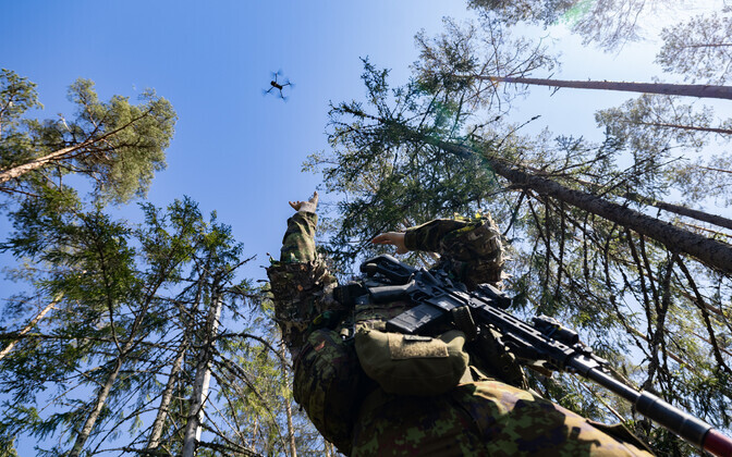 Estonians and Ukrainians fly drones together at Exercise Hedgehog 2025