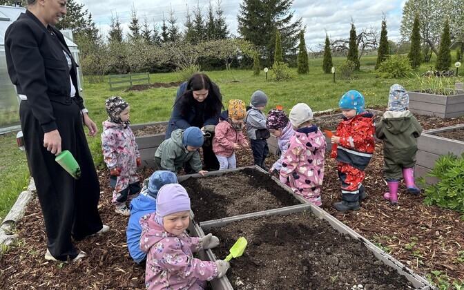 Neljapäeval oli Väätsa lasteaias suur istutuspäev- lapsed istutasid kasvuhoonesse rühmatoas ette kasvatstud tomati-, kurgi- ja arbuusitaimed, kuid peenrasse külvati ka herne, oa ja tilli seemneid.