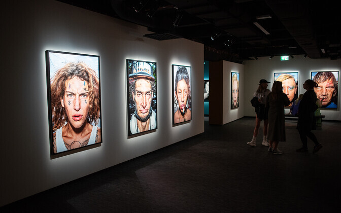 Tänavafotograafi Bruce Gildeni näitus „Miks just need?“ Fotografiskas