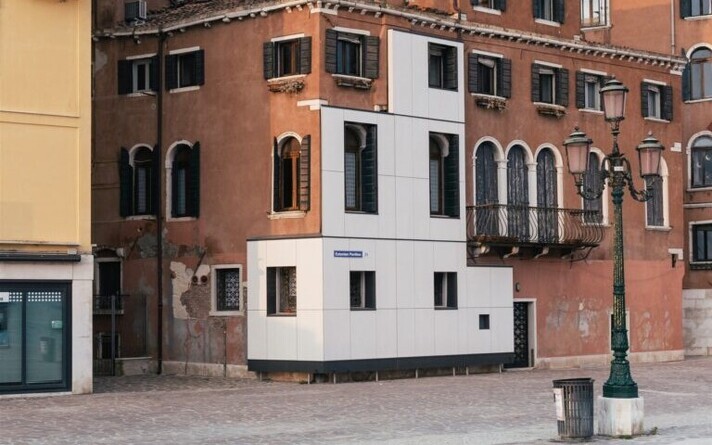 Veneetsias ebatavaline soojustuskiht kutsub külalise palazzo’sse sisse, sest mõjub osale publikust ahvatlevalt, teistele räigelt.