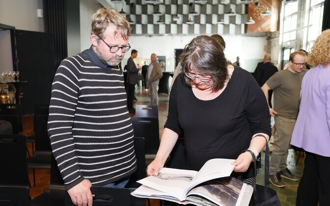 Meremuuseum esitles haruldase fotomaterjaliga raamatut Noblessneri tehase ajaloost