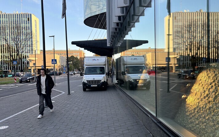 Kõnniteel peatuv kaubaauto.