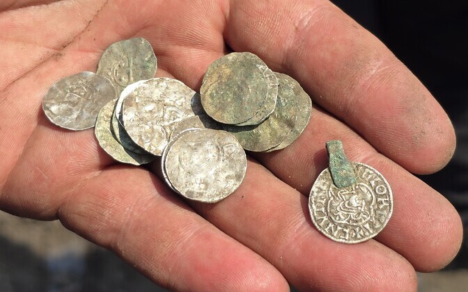 Muhu linnuse lähedalt tuli välja sajakonna hõbemündiga aardeleid.