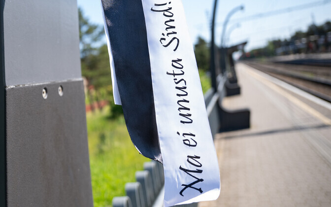 Victims of the June 1941 deportations commemorated with black ribbons alongside the railroad tracks in Nõmme on Saturday. June 14, 2025.