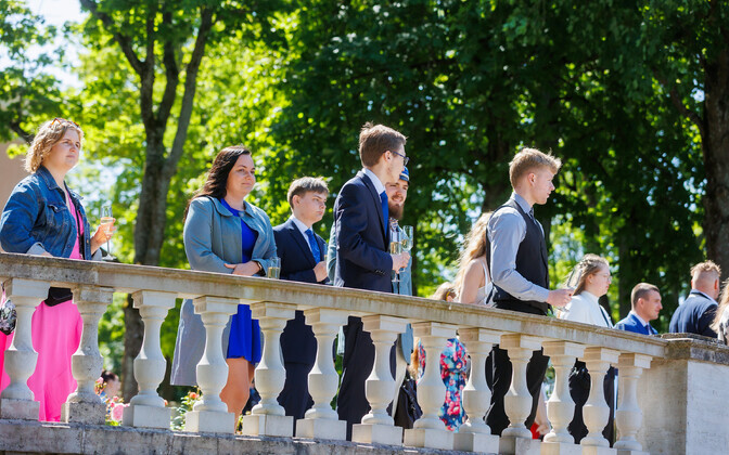 President Karis tunnustas roosiaias koolilõpetajaid.