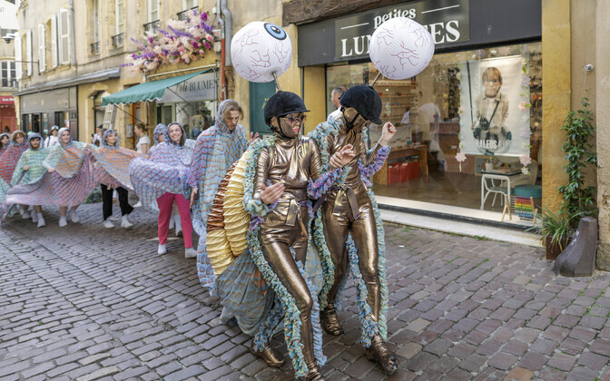 Prantsusmaal toimus Kris Lemsalu performance 