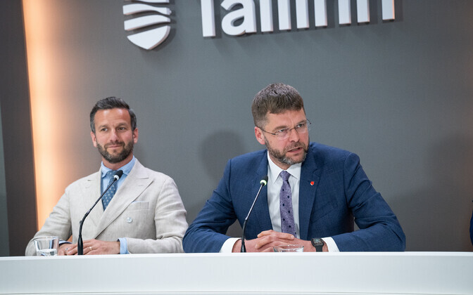 Пяртель-Пеэтер Пере и Евгений Осиновский на пресс-конференции горуправы 7 июля 2025 года..