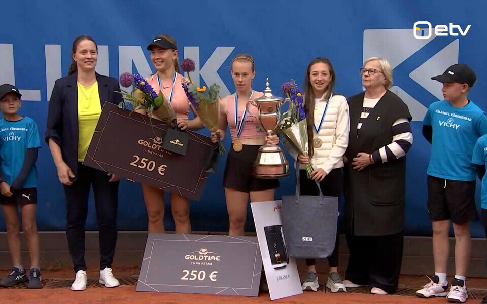 Elena Malõgina (keskel karikaga)