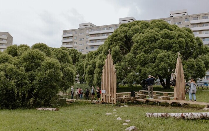 Annelinna „Õrred“ on kantud soovist alla kriipsutada kivilinna ja looduse kontrasti. Puidust astmestik on asetatud Saare tiigi kaldale puude alla, et teha sinna uus peatuspaik ja täiendada võimalusi veele lähemale saada.