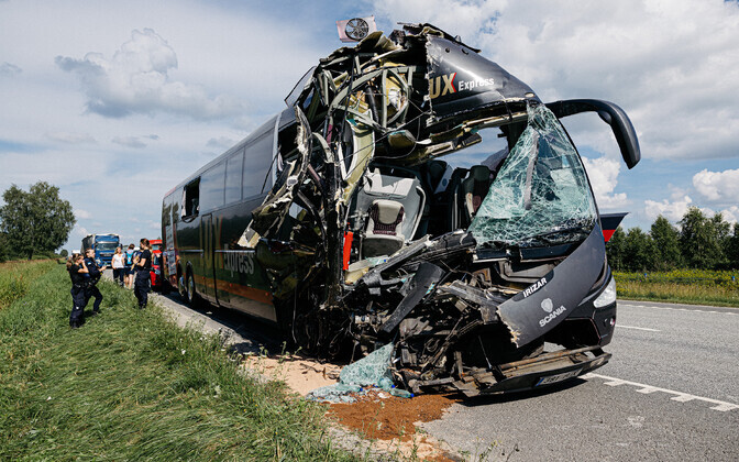 A Lux Express bus traveling from Tallinn to Pärnu was involved in a serious traffic accident on Monday (July 28), injuring approximately 30 people.