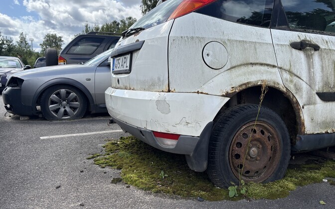 Parked and abandoned vehicles at the Koidula border checkpoint.