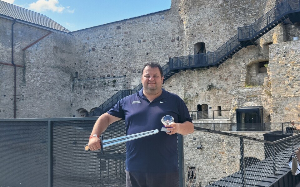 Daniel Fridman võitjamõõgaga