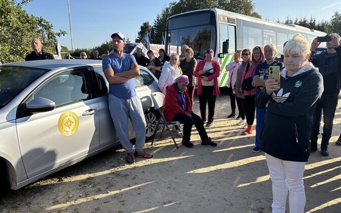 Protestijad Viljandimaal Nurme seafarmi juures neljapäeva hommikul.