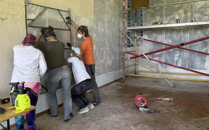 Students from the Estonian Academy of Art (EKA) and Pallas University of Applied Sciences (KKP) rescuing a mural by Andrus Kasemaa in Peri, Põlva County. August 2025.