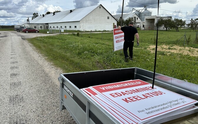 Установка знаков запрета на пребывание возле свинофермы Кыпста.
