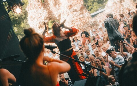 Alika and Arno perform at the 2025 Viljandi Folk Music Festival.