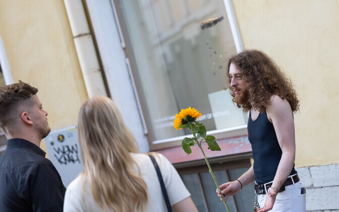 A-Galerii akendel avati kolm uut näitust. Nathaniel Lake “Olematuse kaal”