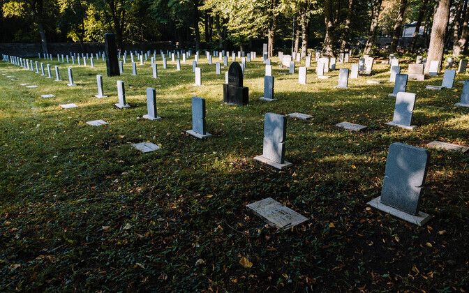 Надгробия, восстановленные на могилах эстонских военнослужащих на Военном кладбище.