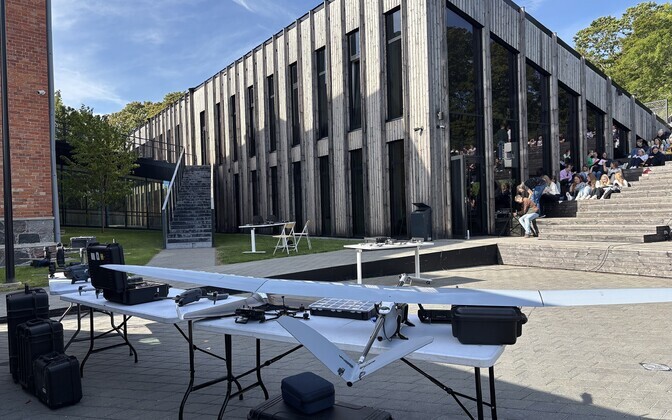 Neljapäeval esitlesid Kaitseressursside Amet ja Eesti Lennuakadeemia Paide Gümnaasiumis uut drooniõppe pilootkursust.