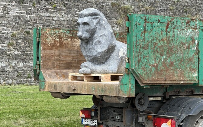The lion statues on Narva's riverside promenade..