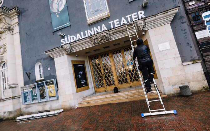 На фасаде Театра Сюдалинна установили новую вывеску.