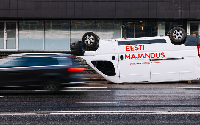 Parempoolsete valimisreklaam Liivalaia tänaval