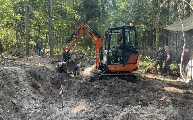 Ongoing dig at burial site of World War Two German soldiers' remains, in Narva-Jõesuu.