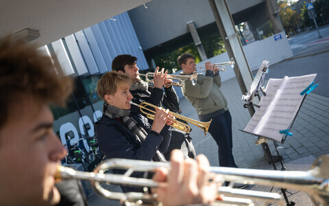 Muusikapäev raadiomaja ees ja fuajees