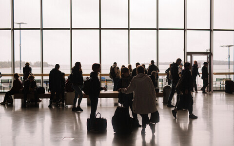 Пассажиры в порту Хельсинки.