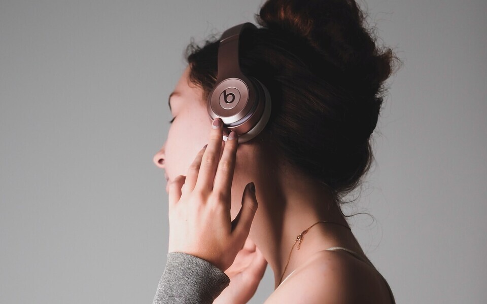 Kõrvaklappidest jõuavad helilained kõrva ilma oluliste kadudeta.